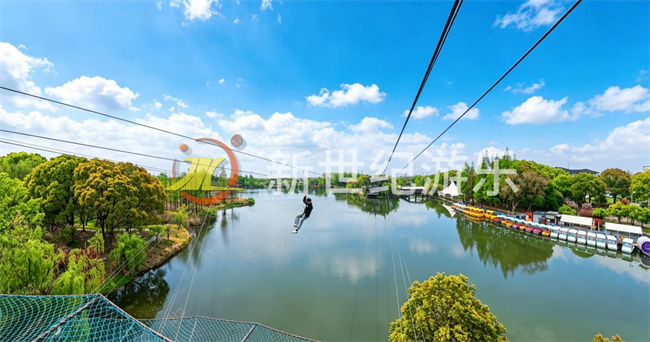 新世纪游乐飞索，游客以独特视角俯瞰山水，体验“飞越风景”的快感.png